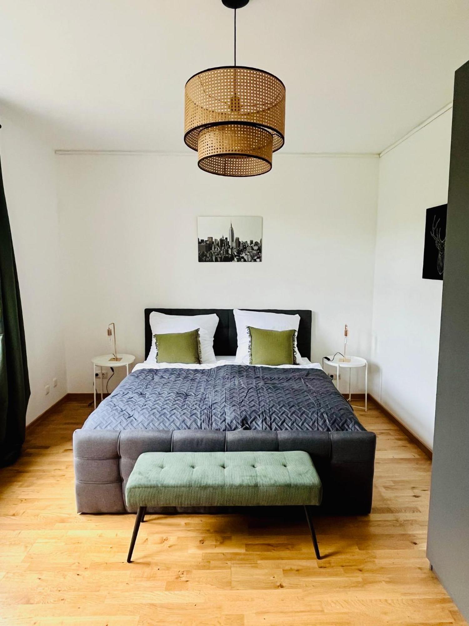 Luxusapartment Im Dichterviertel *garten*parkplatz*wifi* *