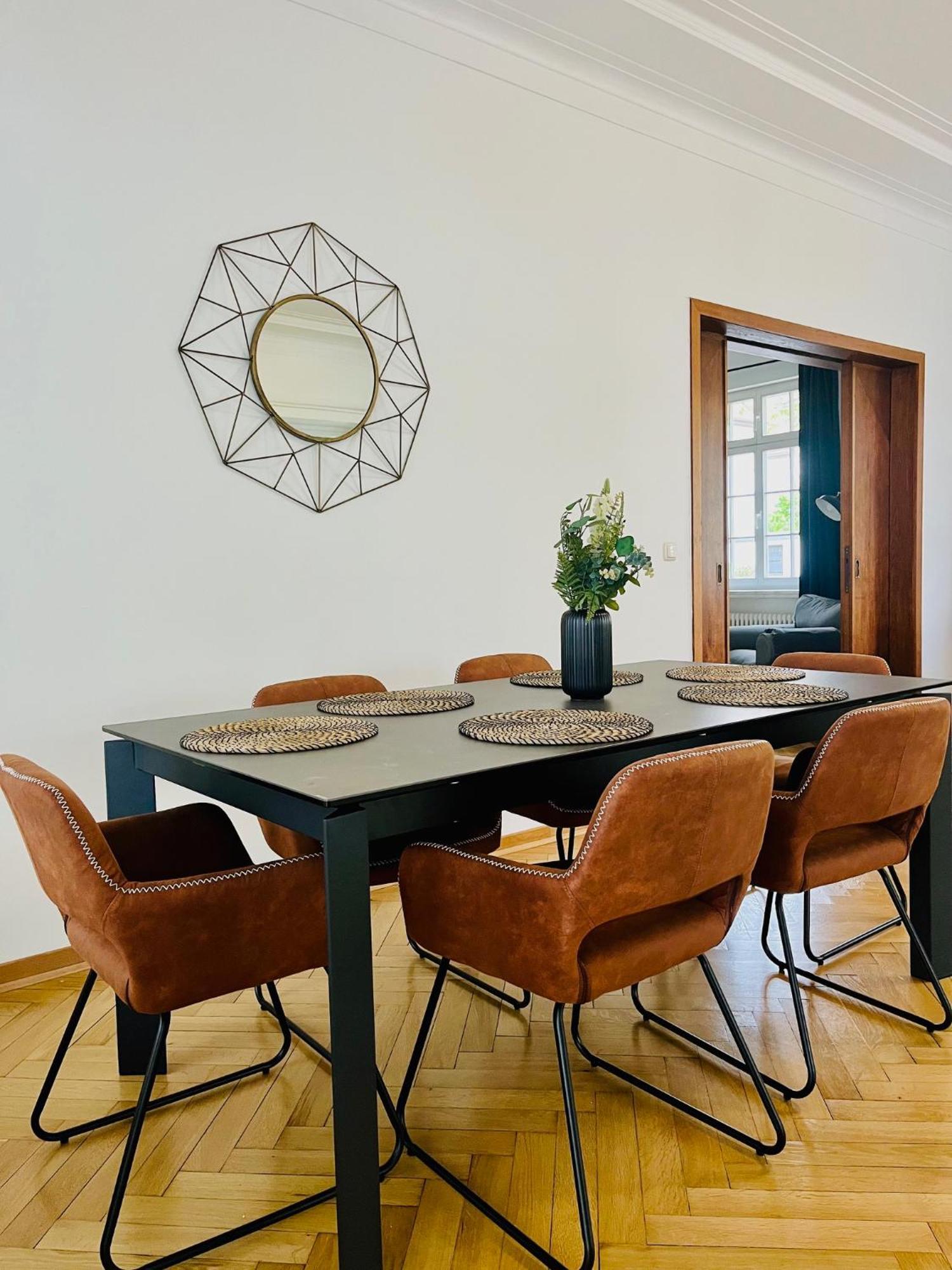 Luxusapartment Im Dichterviertel *garten*parkplatz*wifi* *